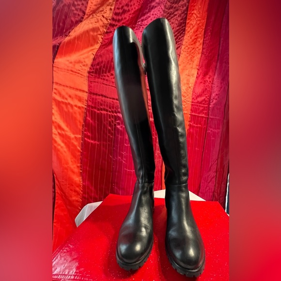 MK Boots over the knee. Leather and texture. Cute design with silver hardware 8 - Picture 8 of 10